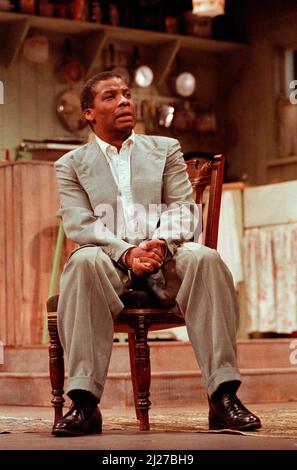 Don Warrington (Walter Lee Younger) in Einer ROSINE IN DER SONNE von Lorraine Hansberry im Palace Theatre, Watford, England 15/11/1989 Design: Martin Johns Beleuchtung: Leonard Tucker Regie: Lou Stein Stockfoto