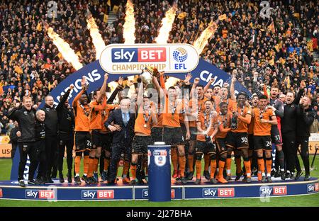 Die Fußballspieler des Wolves FC feiern den Gewinn der Meisterschaft. Wolverhampton Wanderers feiern den Gewinn der Sky Bet Championship 28/04/2018 Stockfoto