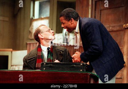 l-r: Leon Silver (Karl Lindner), Don Warrington (Walter Lee Younger) in Einer ROSINE IN DER SONNE von Lorraine Hansberry im Palace Theatre, Watford, England 15/11/1989 Design: Martin Johns Beleuchtung: Leonard Tucker Regie: Lou Stein Stockfoto