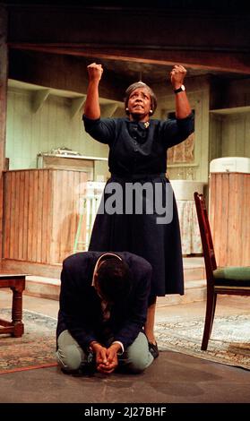 Isabelle Lucas (Lena Younger / Mama), Don Warrington (Walter Lee Younger) in Einer ROSINE IN DER SONNE von Lorraine Hansberry im Palace Theatre, Watford, England 15/11/1989 Design: Martin Johns Beleuchtung: Leonard Tucker Regie: Lou Stein Stockfoto