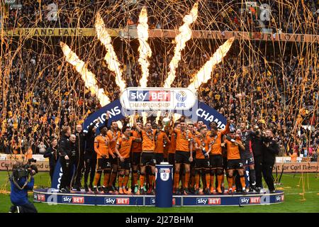 Die Fußballspieler des Wolves FC feiern den Gewinn der Meisterschaft. Wolverhampton Wanderers feiern den Gewinn der Sky Bet Championship 28/04/2018 Stockfoto