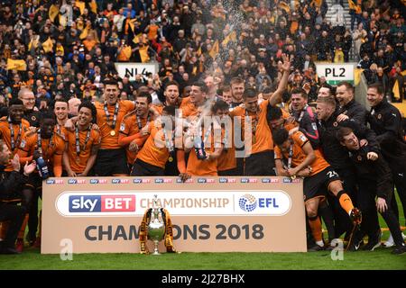 Die Fußballspieler des Wolves FC feiern den Gewinn der Meisterschaft. Wolverhampton Wanderers feiern den Gewinn der Sky Bet Championship 28/04/2018 Stockfoto