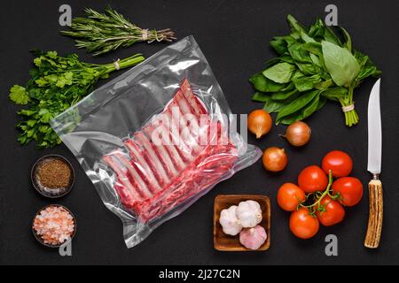 Versiegelte Lammrippen mit Zutaten zum Kochen vakuumsaugen Stockfoto