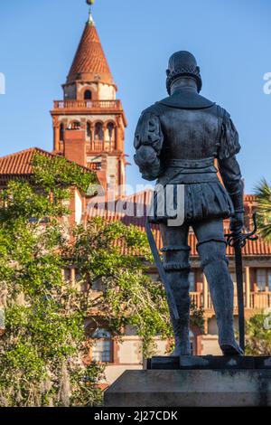 Statue von Don Pedro Menendez de Aviles, Gründer von St. Augustine und erster Gouverneur von Florida, gegenüber dem Flagler College in St. Augustine, FL. (USA) Stockfoto