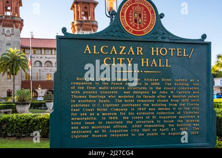 Historische Markierung für das Alcazar Hotel aus dem 19.. Jahrhundert, das derzeit das Rathaus von St. Augustine und das Lightner Museum in St. Augustine, FL, beherbergt. Stockfoto