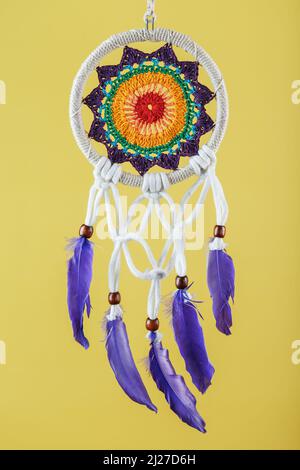 Amulett Dreamcatcher auf einem gelben Hintergrund Nahaufnahme Schutz der Schläfer Stockfoto