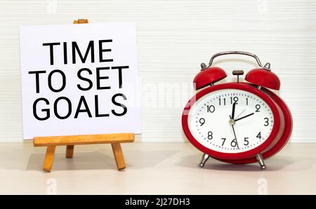 Konzeptionelles Schreiben von Hand, in dem Smart Goals festgelegt werden. Textliste für Geschäftsfotos zur Klärung Ihrer Ideen. Konzentrieren Sie sich auf die Bemühungen, Zeit sinnvoll zu nutzen. Stockfoto