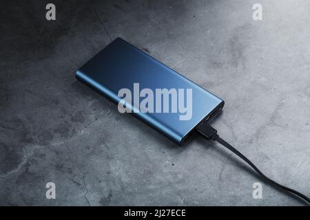 Tragbare externe Akku-Powerbank blau mit USB-Kabel Stockfoto