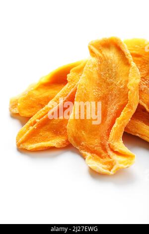 Getrocknete Fruchtscheiben aus reifen Bio-Mangos Stockfoto