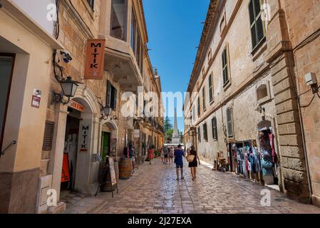 CIUTADELLA DE MENORCA, SPANIEN – 6. AUGUST 2021. Traditionelle Gebäude in der Stadt Ciutadella de Menorca, Balearen, Spanien Stockfoto