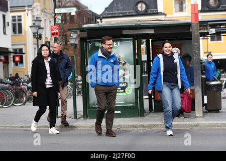 Am Dienstag, den 29. März, besuchte der Vorsitzende der Moderaten Partei Ulf Kristersson den Landkreis Östergötland. Hier bei einem Besuch im Stora Torget in Linköping, Schweden. Stockfoto