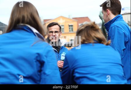 Am Dienstag, den 29. März, besuchte der Vorsitzende der Moderaten Partei Ulf Kristersson den Landkreis Östergötland. Hier bei einem Besuch im Stora Torget in Linköping, Schweden. Stockfoto