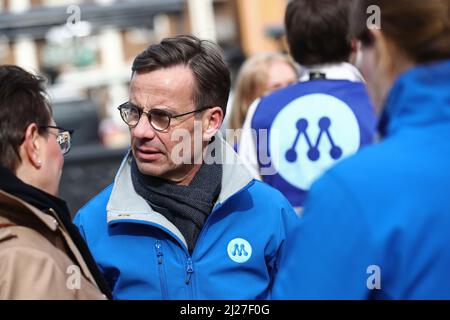 Am Dienstag, den 29. März, besuchte der Vorsitzende der Moderaten Partei Ulf Kristersson den Landkreis Östergötland. Hier bei einem Besuch im Stora Torget in Linköping, Schweden. Stockfoto