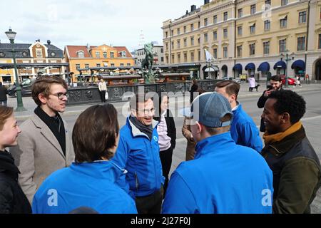 Am Dienstag, den 29. März, besuchte der Vorsitzende der Moderaten Partei Ulf Kristersson den Landkreis Östergötland. Hier bei einem Besuch im Stora Torget in Linköping, Schweden. Stockfoto