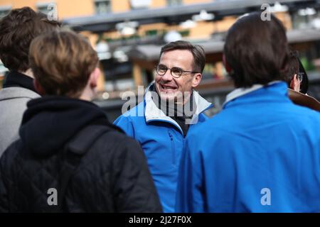 Am Dienstag, den 29. März, besuchte der Vorsitzende der Moderaten Partei Ulf Kristersson den Landkreis Östergötland. Hier bei einem Besuch im Stora Torget in Linköping, Schweden. Stockfoto