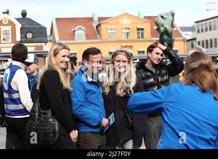 Am Dienstag, den 29. März, besuchte der Vorsitzende der Moderaten Partei Ulf Kristersson den Landkreis Östergötland. Hier bei einem Besuch im Stora Torget in Linköping, Schweden. Stockfoto