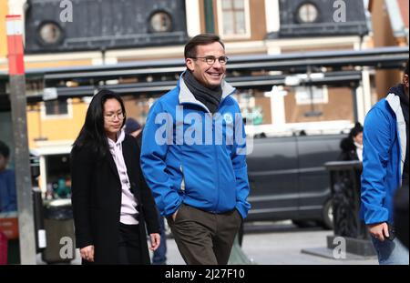 Am Dienstag, den 29. März, besuchte der Vorsitzende der Moderaten Partei Ulf Kristersson den Landkreis Östergötland. Hier bei einem Besuch im Stora Torget in Linköping, Schweden. Stockfoto