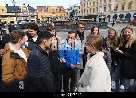 Am Dienstag, den 29. März, besuchte der Vorsitzende der Moderaten Partei Ulf Kristersson den Landkreis Östergötland. Hier bei einem Besuch im Stora Torget in Linköping, Schweden. Stockfoto