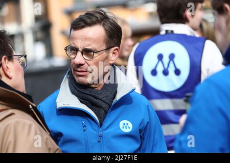 Am Dienstag, den 29. März, besuchte der Vorsitzende der Moderaten Partei Ulf Kristersson den Landkreis Östergötland. Hier bei einem Besuch im Stora Torget in Linköping, Schweden. Stockfoto