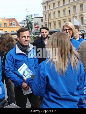 Am Dienstag, den 29. März, besuchte der Vorsitzende der Moderaten Partei Ulf Kristersson den Landkreis Östergötland. Hier bei einem Besuch im Stora Torget in Linköping, Schweden. Stockfoto