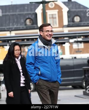 Am Dienstag, den 29. März, besuchte der Vorsitzende der Moderaten Partei Ulf Kristersson den Landkreis Östergötland. Hier bei einem Besuch im Stora Torget in Linköping, Schweden. Stockfoto