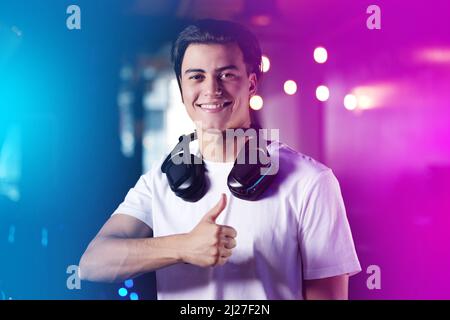 Zum Wohle des Spiels. Aufnahme eines jungen Mannes, der beim Spielen von Computerspielen Daumen nach oben zeigt. Stockfoto