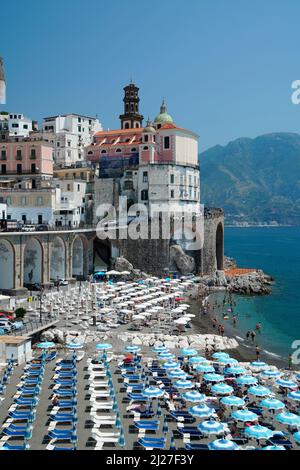 Atrani, Amalfiküste, Kampanien, Italien Stockfoto
