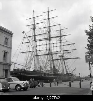 1950s, historisch, die Cutty Sark vor Anker in Greenwich, South-East London, England, Großbritannien. Das 1869 in Schottland erbaute Dreimast-Klipper-Schiff, das Tee aus China zurücktransportieren sollte, war für seine rekordverdächtigen Passagen berühmt. Stockfoto