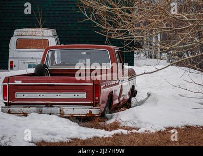 Oldtimer-LKW im Schnee verlassen Stockfoto