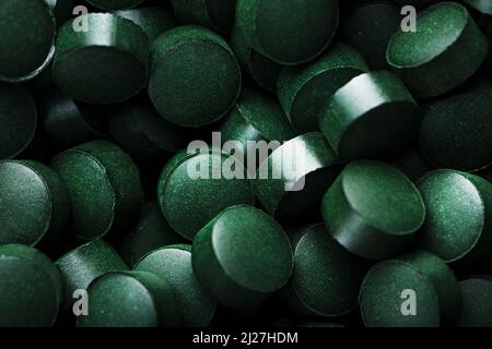 Grüne Tabletten aus Spirulina vegetarische Nahrungsergänzungsmittel Stockfoto