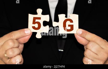 Symbol des Wechsels von 4G auf 5G. Auf Puzzle Stockfoto