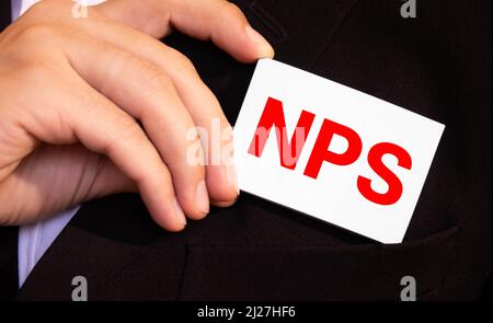 Closeup auf Geschäftsmann hielt eine Karte mit Text NPS NET PROMOTER SCORE, Firmen-Konzept-Image mit soft-Fokus-Hintergrund und Vintage-Ton Stockfoto
