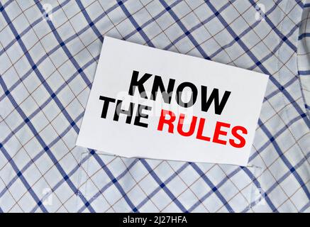 KENNE DIE REGELN, die Botschaft auf der Karte, die von einem Mann gezeigt wird. Stockfoto