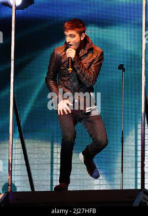 Aktenfoto vom 09/12/12 von Tom Parker von The Wanted auf der Bühne während des 2012 Capital FM Jingle Bell Ball in der O2 Arena, London. Der gesuchte Star Tom Parker ist im Alter von 33 Jahren gestorben, nachdem er mit einem infähigen Hirntumor diagnostiziert wurde, teilte die Band mit. Der Sänger gab seine Diagnose im Oktober 2020 bekannt und unterzog sich einer Chemotherapie und Strahlentherapie. Ausgabedatum: Mittwoch, 30. März 2022. Stockfoto