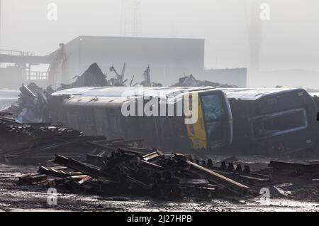 Newport, der elektrische Pendlerzüge der Klasse 365 an ihren Seiten zurückgezogen hat und darauf wartet, bei SIMS Metals für Schrott aufgeschnitten zu werden, dockt die totale Zerstörungsordnung an. Stockfoto