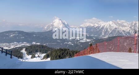 Luftüberwinterungslandschaft mit dem Gipfel hohe Munde und Leutaschtal von Rosshutte, aufgenommen in hellem Licht bei Seefeld, Tirol, Österreich, Stockfoto