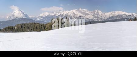 Winter-Berglandschaft mit verschneiten Pisten und hoher Munde Gipfel im Hintergrund von Rosshutte, im hellen Licht bei Seefeld, Tirol, aufgenommen Stockfoto