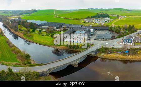 Luftaufnahme der Bladnoch Distillery, südlichste Brennerei Schottlands, im Dorf Bladnoch in Dumfries und Galloway, Schottland, Großbritannien Stockfoto