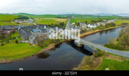 Luftaufnahme der Bladnoch Distillery, südlichste Brennerei Schottlands, im Dorf Bladnoch in Dumfries und Galloway, Schottland, Großbritannien Stockfoto