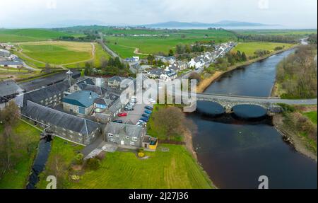 Luftaufnahme der Bladnoch Distillery, südlichste Brennerei Schottlands, im Dorf Bladnoch in Dumfries und Galloway, Schottland, Großbritannien Stockfoto