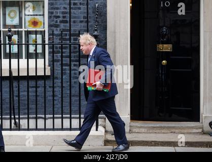 London, Großbritannien. 30. März 2022. Premierminister Boris Johnson verlässt die Downing Street Nr. 10, um für Fragen der Premierminister in die Houses of Parlimnet zu gehen. Er wird Sir Keir Starmer gegenüber dem Versandkarton gegenüberstehen. Kredit: Mark Thomas/Alamy Live Nachrichten Stockfoto