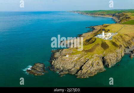 Luftaufnahme von der Drohne des Killantringan Lighthouse in der Nähe von Portpatrick in Dumfries und Galloway, Schottland, Großbritannien Stockfoto