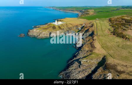 Luftaufnahme von der Drohne des Killantringan Lighthouse in der Nähe von Portpatrick auf dem Southern Upland Way in Dumfries und Galloway, Schottland, Großbritannien Stockfoto