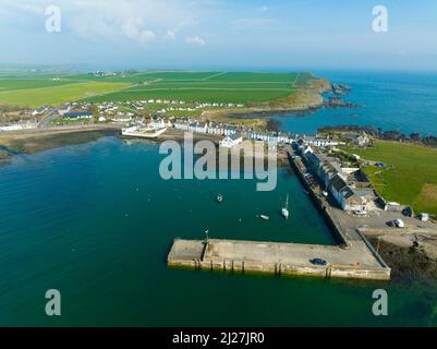 Luftaufnahme von der Drohne des Dorfes Isle of Whithorn und des Hafens in Dumfries und Galloway, Schottland, Großbritannien Stockfoto