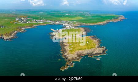 Luftaufnahme von der Drohne des Isle Head Lighthouse und des Isle of Whithorn Village in Dumfries und Galloway, Schottland, Großbritannien Stockfoto