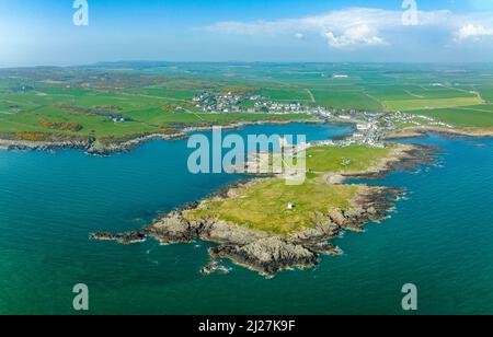 Luftaufnahme von der Drohne des Isle Head Lighthouse und des Isle of Whithorn Village in Dumfries und Galloway, Schottland, Großbritannien Stockfoto