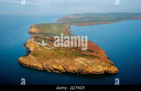 Luftaufnahme beim Sonnenaufgang des Mull of Galloway Lighthouse am südlichsten Punkt Schottlands, in Dumfries und Galloway, Schottland, Großbritannien Stockfoto