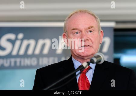 03/06/2016, Belfast, Nordirland. Der stellvertretende Premierminister Martin McGuinness, MLA, erklärt den Wählern, dass Nordirland und das Vereinigte Königreich insgesamt in der Europäischen Union besser daran sind. Es kommt vor einem britischen Referendum über den Verbleib innerhalb der EU, das am 23.. Juni stattfinden wird. Stockfoto