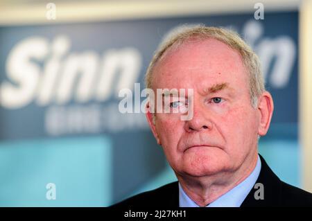 03/06/2016, Belfast, Nordirland. Der stellvertretende Premierminister Martin McGuinness, MLA, erklärt den Wählern, dass Nordirland und das Vereinigte Königreich insgesamt in der Europäischen Union besser daran sind. Es kommt vor einem britischen Referendum über den Verbleib innerhalb der EU, das am 23.. Juni stattfinden wird. Stockfoto