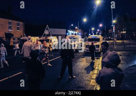 30/09/2009, Belfast, Nordirland. Jugendliche greifen PSNI Landrover mit Ziegeln, Steinen, Baseballschlägern und Hurly Sticks, Short Strand, an. Stockfoto